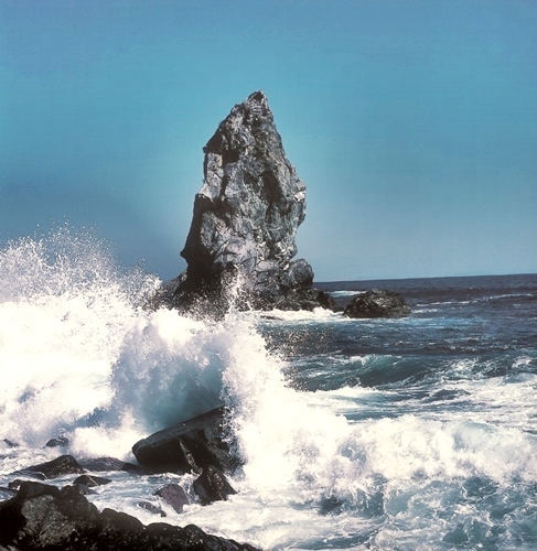 沼島の上立神岩と波しぶき